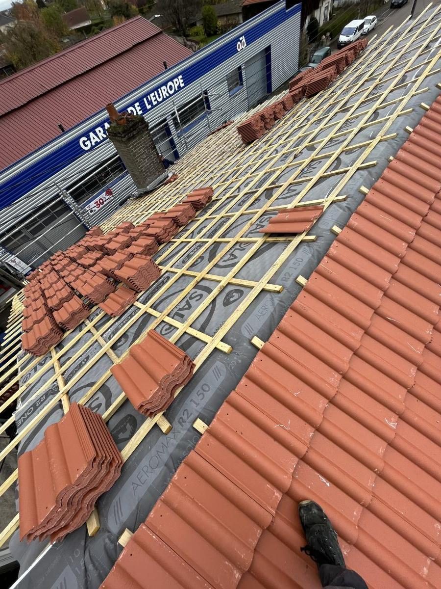 Pose de tuiles neuves sur liteaux