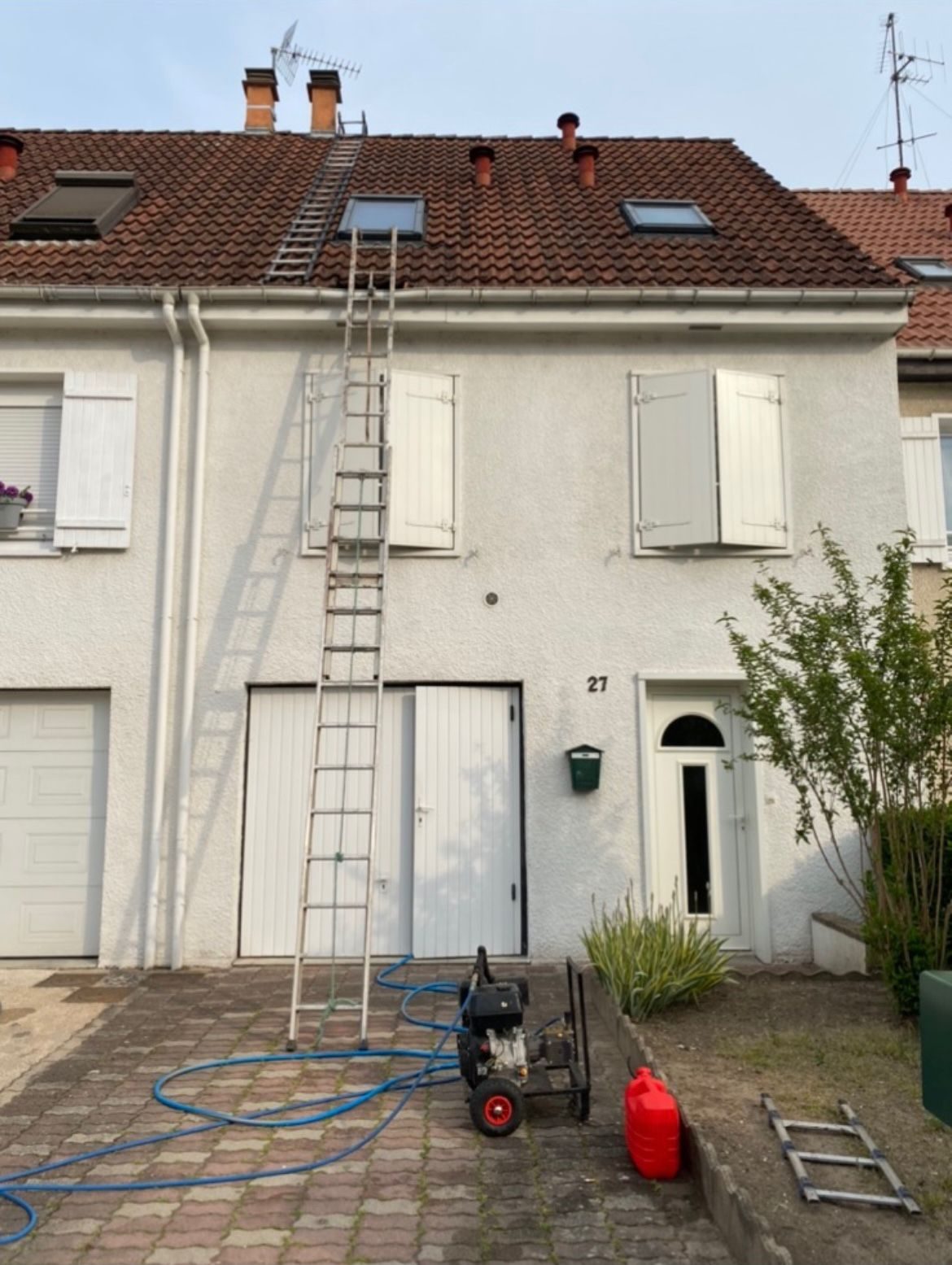 Maison avec fenêtres de toit